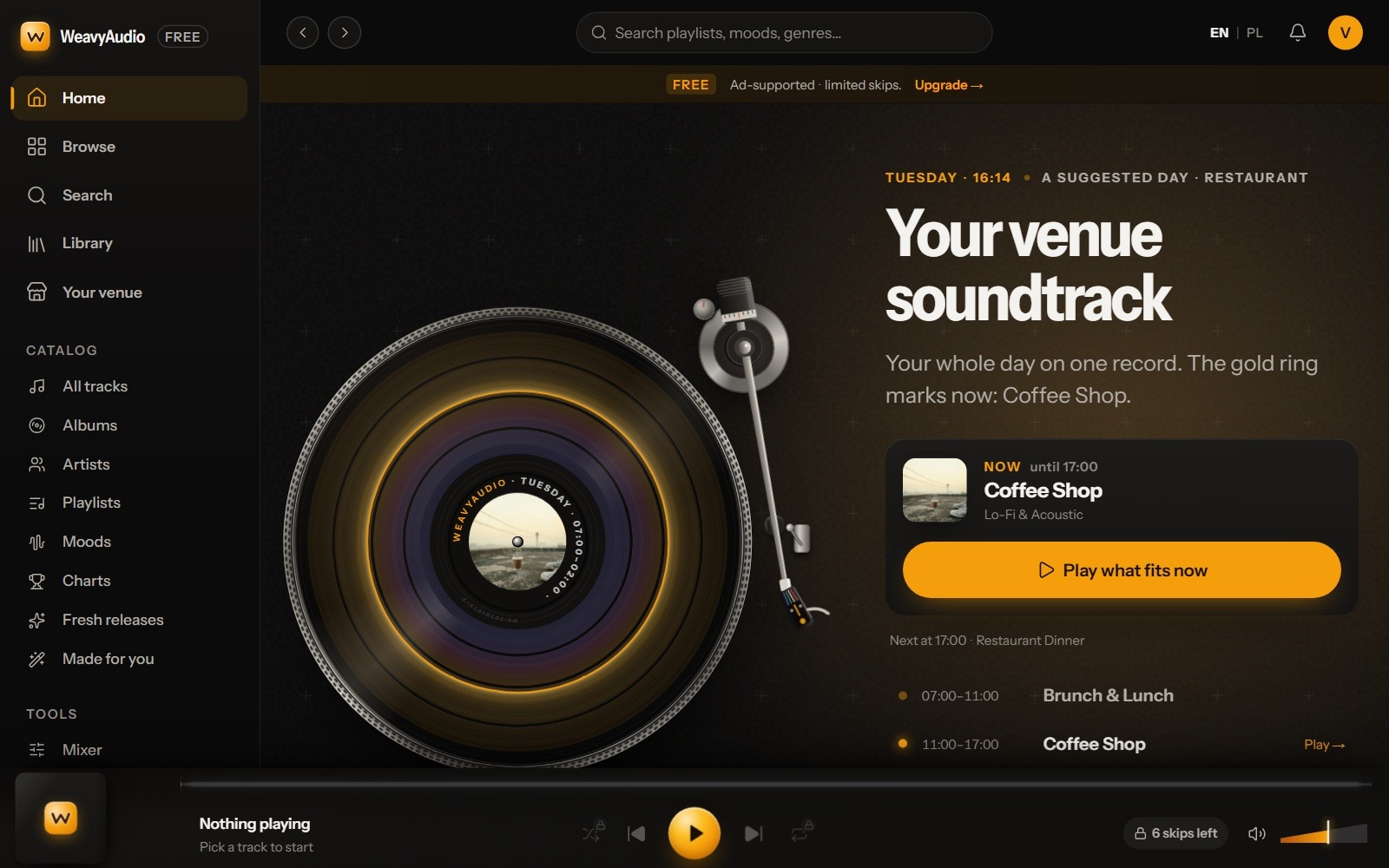 WeavyAudio start screen: a turntable showing the venue day, with a Play what fits now button